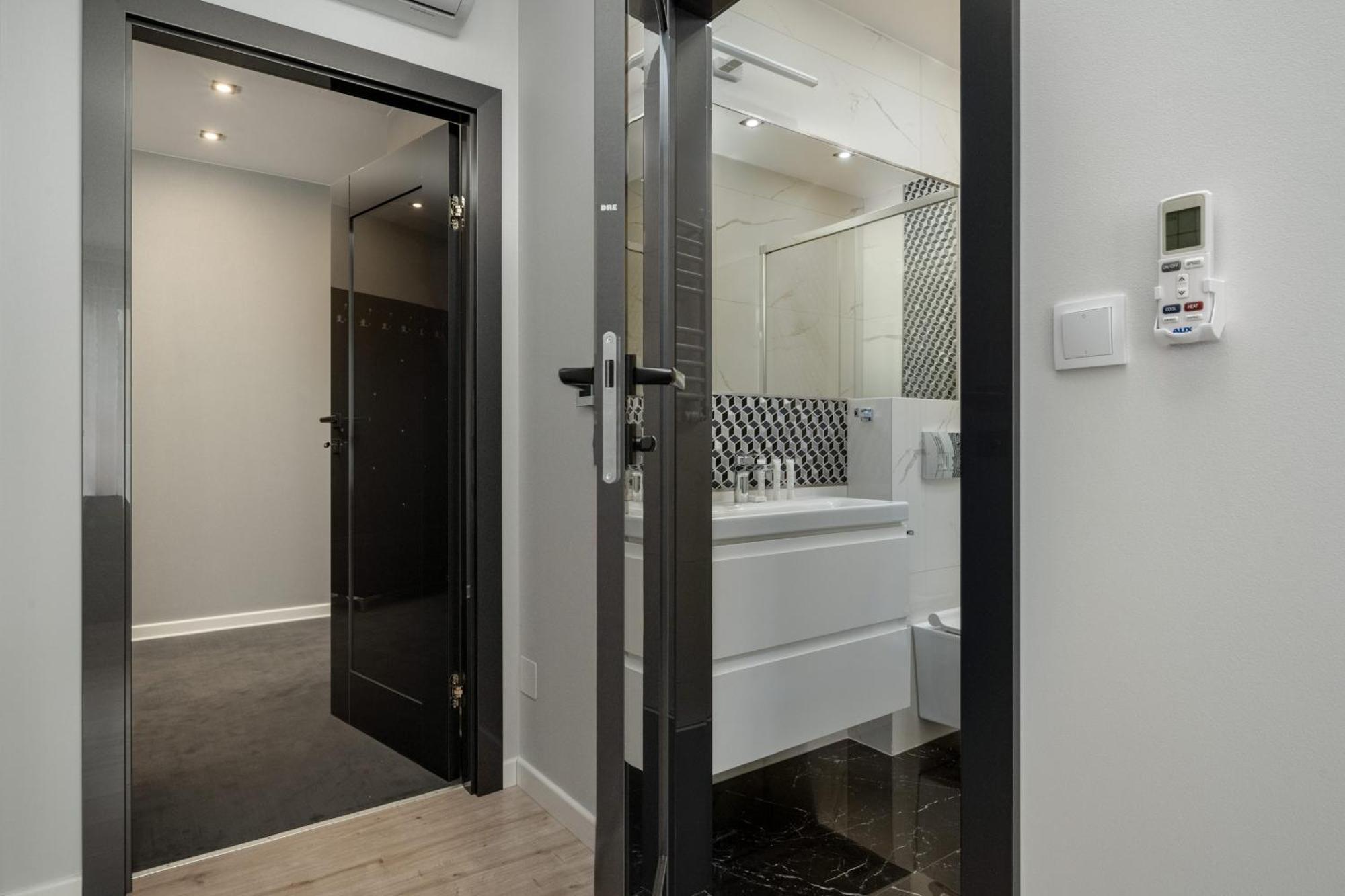 Luksusowy Apartament Z 3 Sypialniami, Klimatyzacja, Parkingiem I Biurkiem We Wroclawiu By Renters Prestige Buitenkant foto